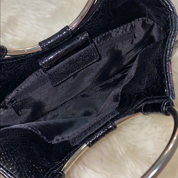 Black snakeskin handbag with silver metal hoops - Picture 4 of 4